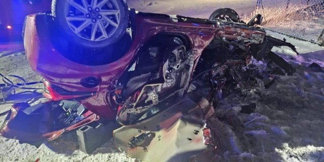 Śmiertelny wypadek na DK 71. Po czołowym zderzeniu osobówki z ciężarówką zmarł 47-latek [Foto]